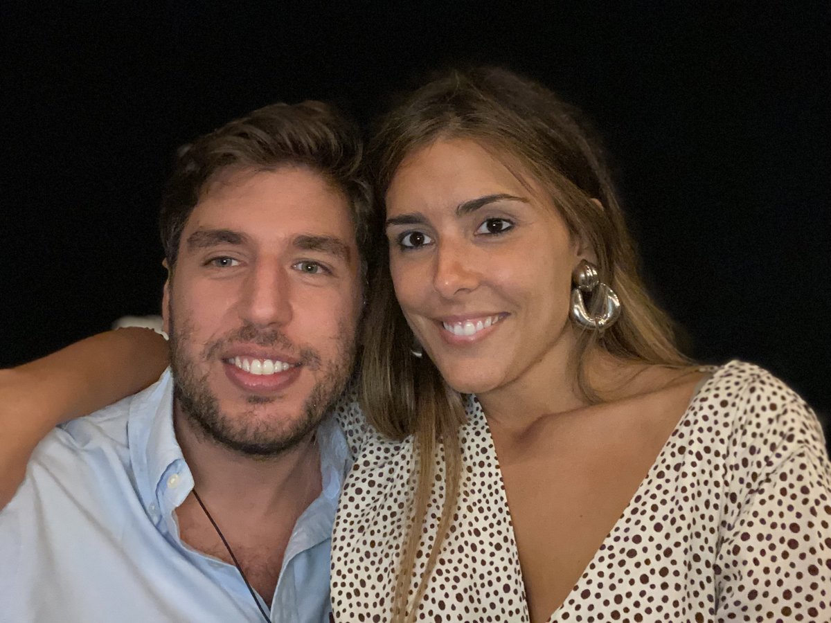 Elena y Emilio tomando algo en una terraza