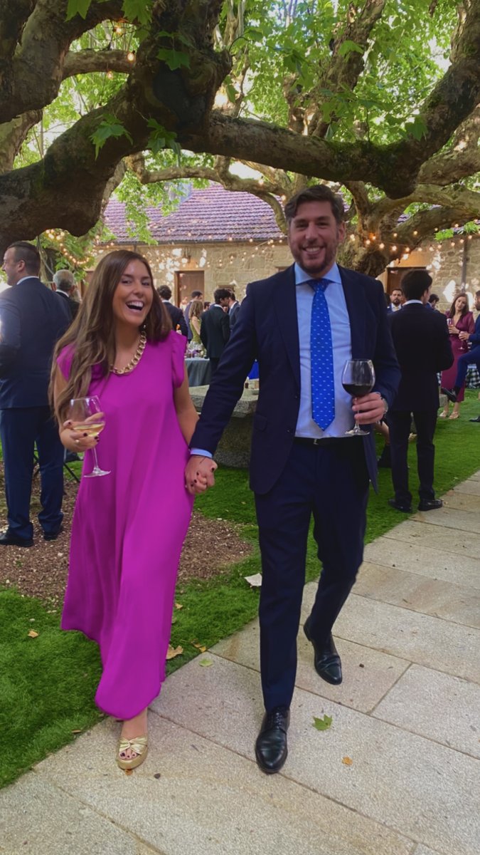 Elena y Emilio de gala caminando de la mano