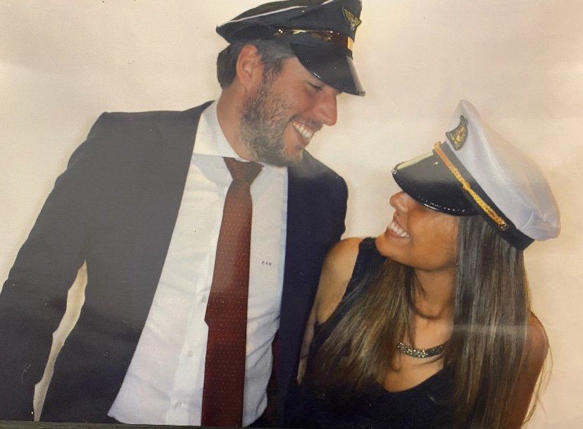 Elena y Emilio de fiesta disfrazados de capitanes
