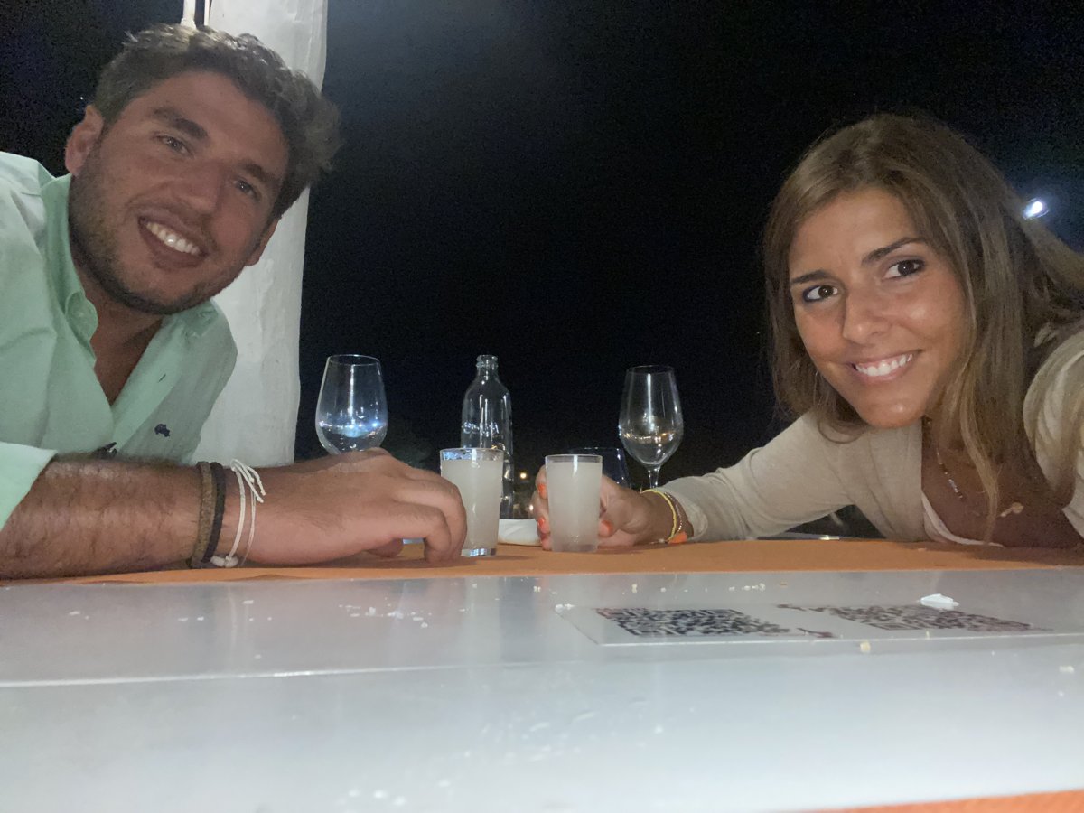 Elena y Emilio sonrientes en el mar