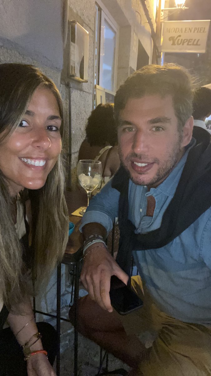 Selfie de noche en un bar